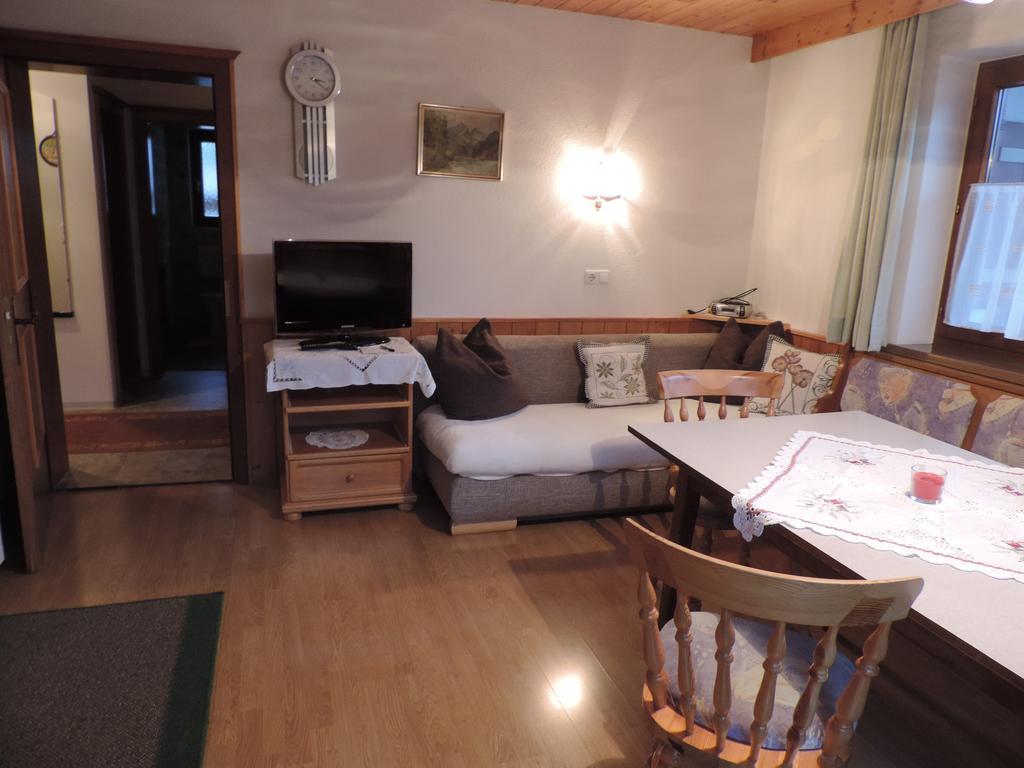 Ferienwohnung Johann Niedermoser Fieberbrunn Szoba fotó